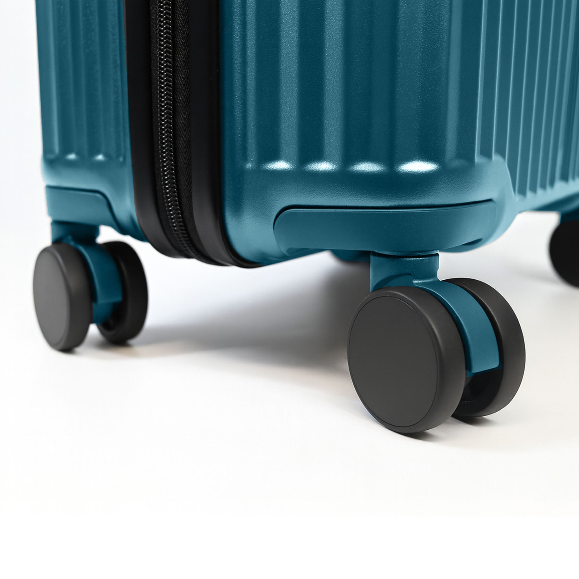 Lugg Airglide 28" Suitcase in Teal