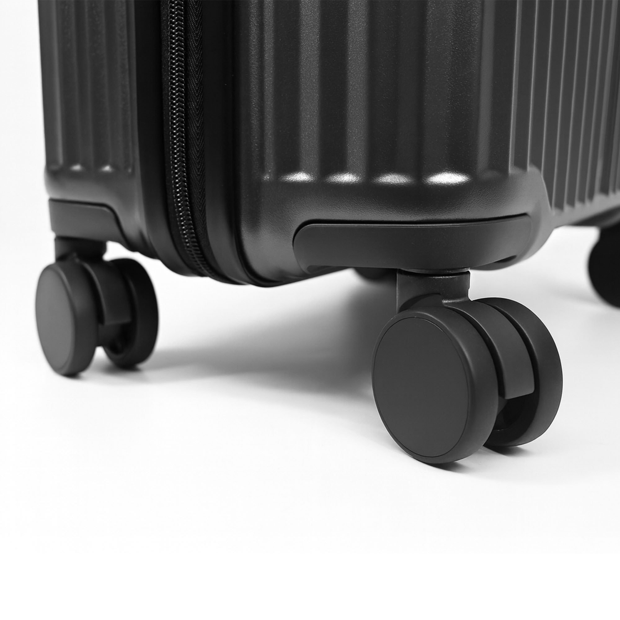 Lugg Airglide 28" Suitcase in Black