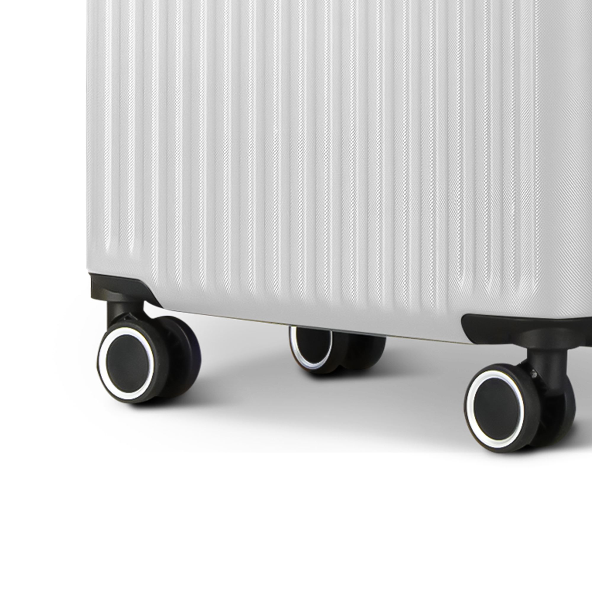 Vacay 28" Suitcase in Pearl