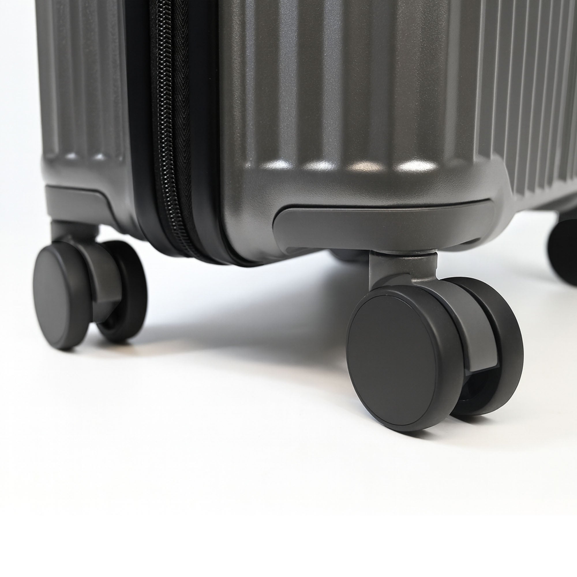 Air Glide 24" Suitcase in Gunmetal