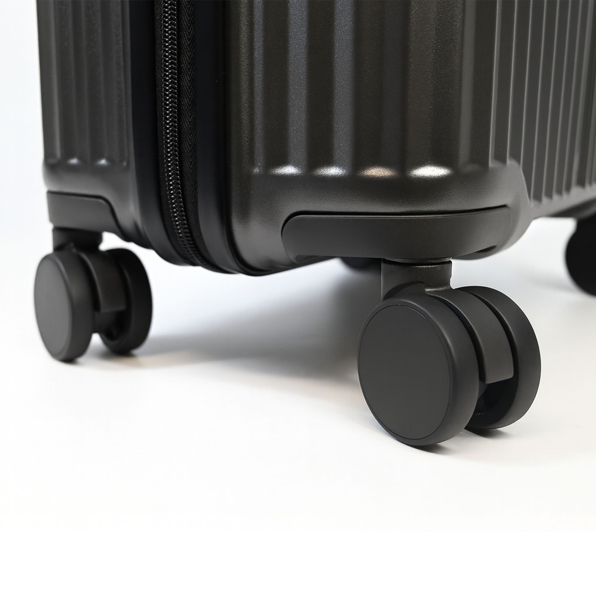 Air Glide 20" Cabin Suitcase in Black