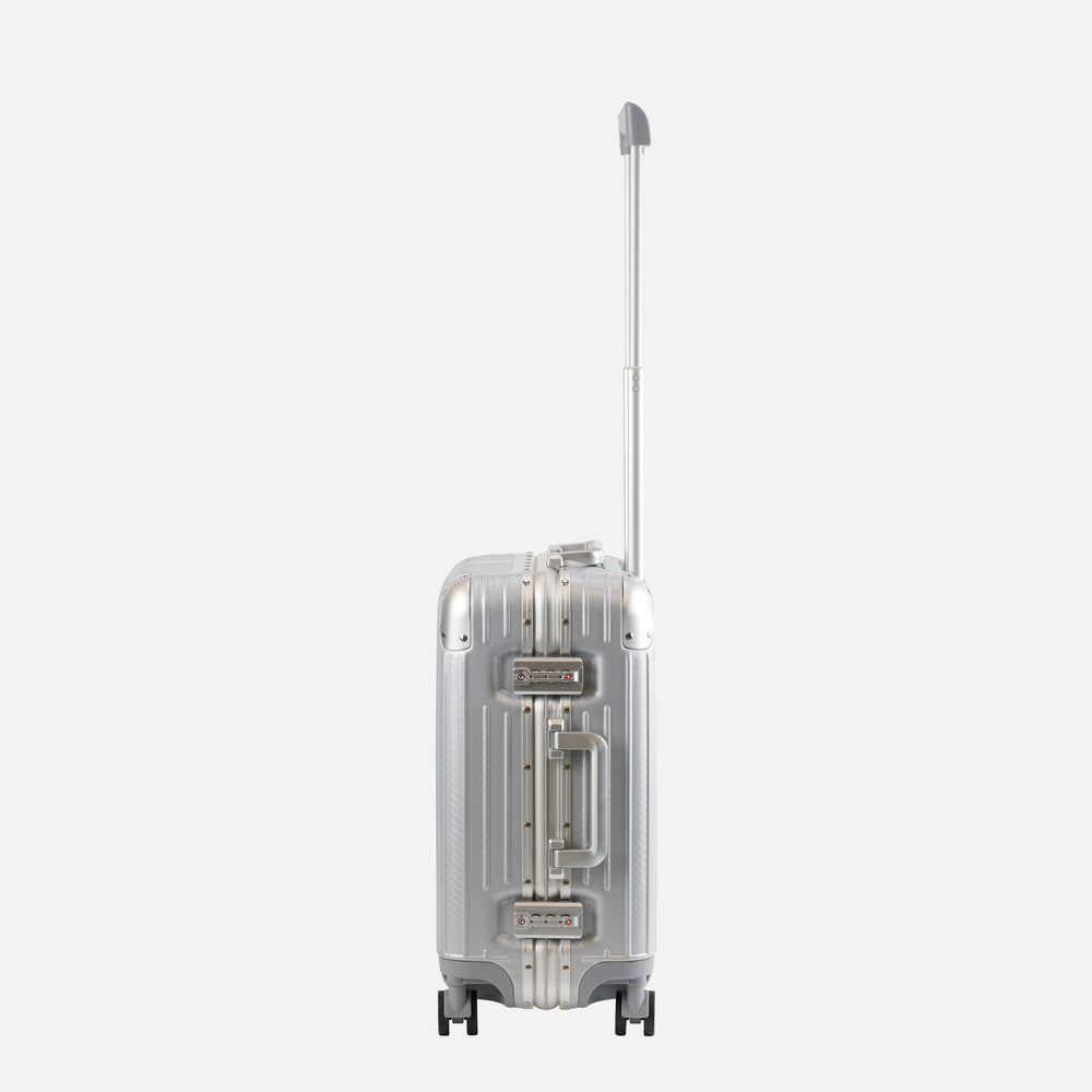 Oasis 24" Medium Suitcase - 67 × 46 × 29cm in Silver