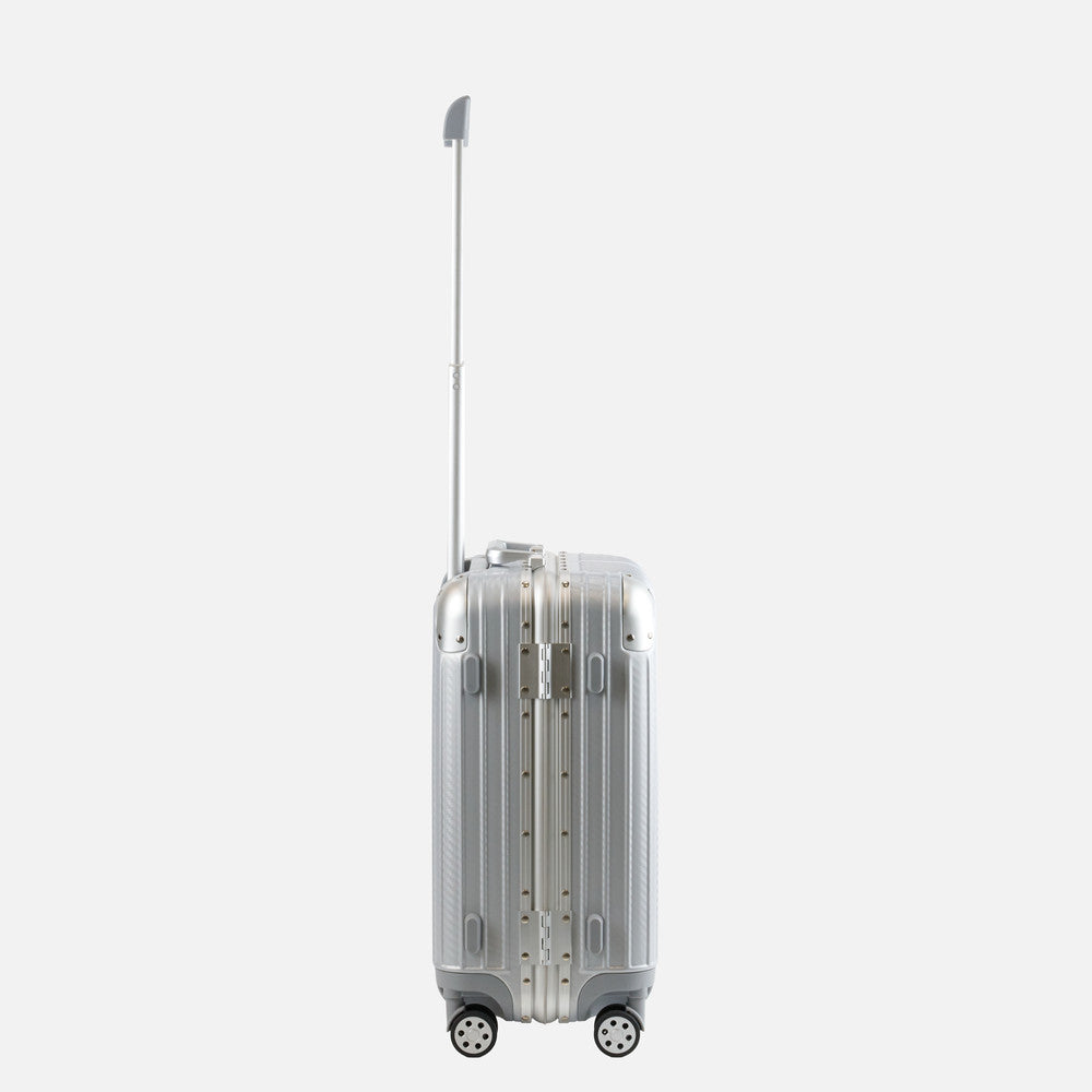 Oasis 24" Medium Suitcase - 67 × 46 × 29cm in Silver