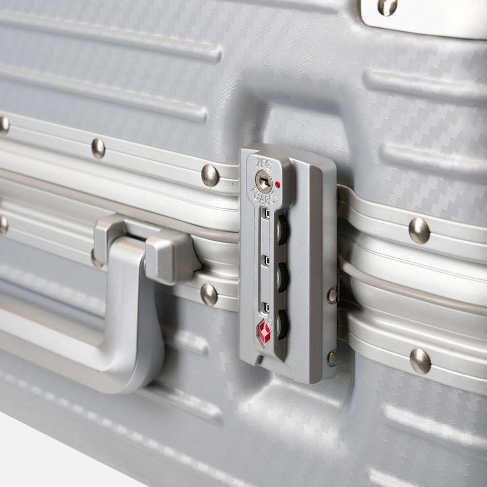 Oasis 24" Medium Suitcase - 67 × 46 × 29cm in Silver