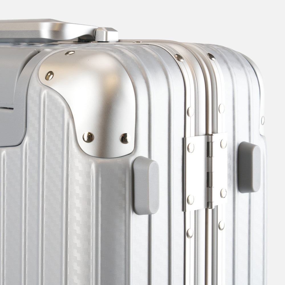 Oasis 24" Medium Suitcase - 67 × 46 × 29cm in Silver