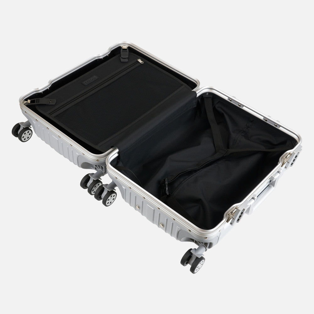 Oasis 24" Medium Suitcase - 67 × 46 × 29cm in Silver