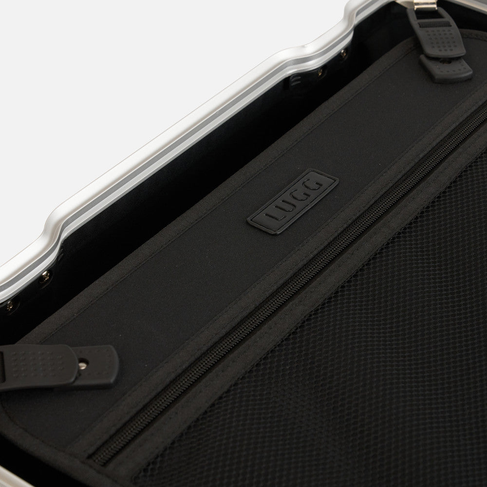 Oasis 24" Medium Suitcase - 67 × 46 × 29cm in Silver