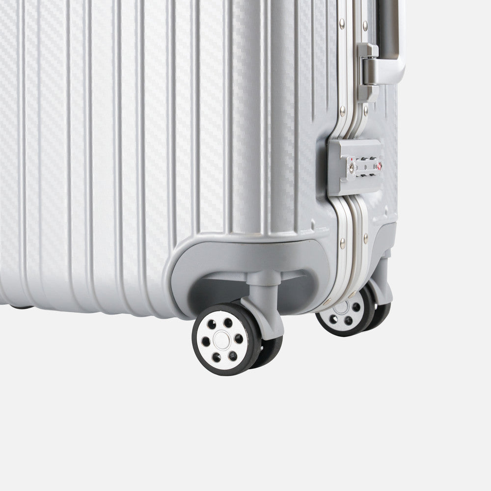 Oasis 24" Medium Suitcase - 67 × 46 × 29cm in Silver